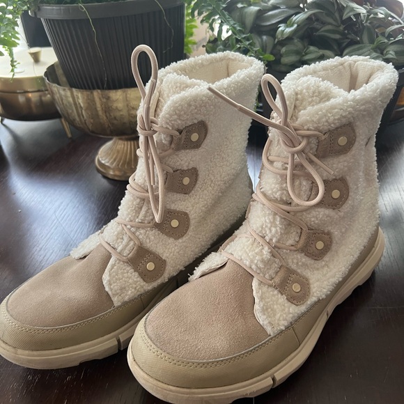 Sorel Women's Ankle Boots in Cream and Tan- Sz 11 - Picture 2 of 5